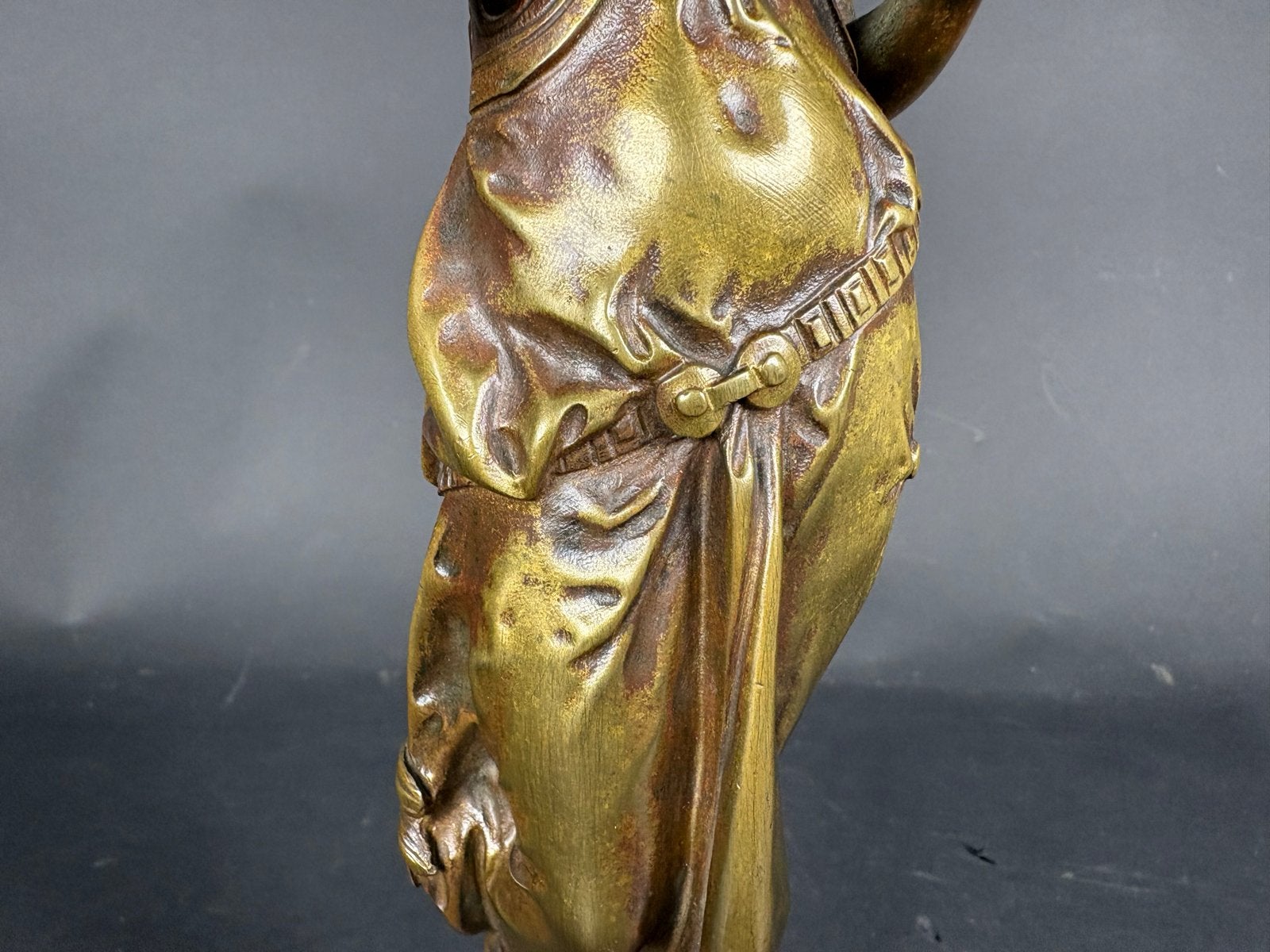 Bronzen beeld van gevleugelde vrouw op marmeren voetstuk, Antiek en Kunst, Kunst | Beelden en Houtsnijwerken, Ophalen of Verzenden