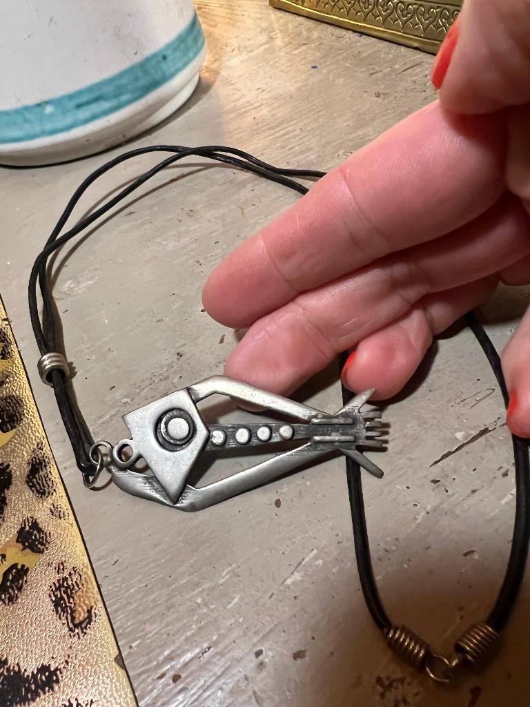 Vintage leren veter ketting zilverkleur designer vis hanger, Ophalen of Verzenden, Zo goed als nieuw, Zilver, Overige materialen