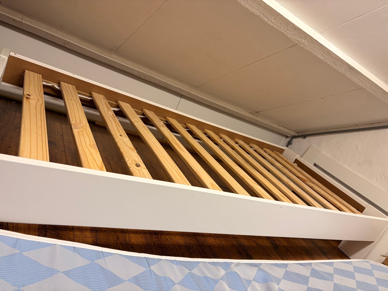 Bed 90x200 met lattenbodem, matras en hoofdbord, Gebruikt, 90 cm, Eenpersoons, Wit