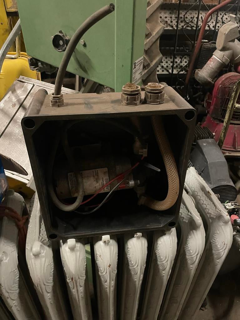Shurflo membraanpomp in behuizing, Ophalen, Gebruikt