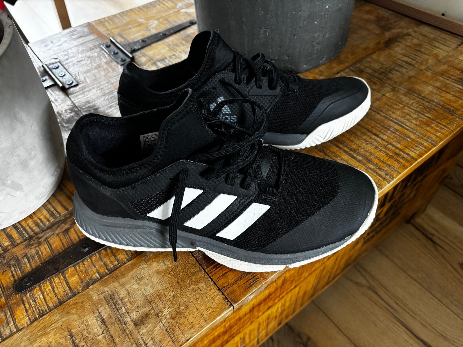 Adidas sportschoen oa hockey zaal - Zwart met witte strepen, Zwart, Ophalen of Verzenden, Sneakers of Gympen, Zo goed als nieuw