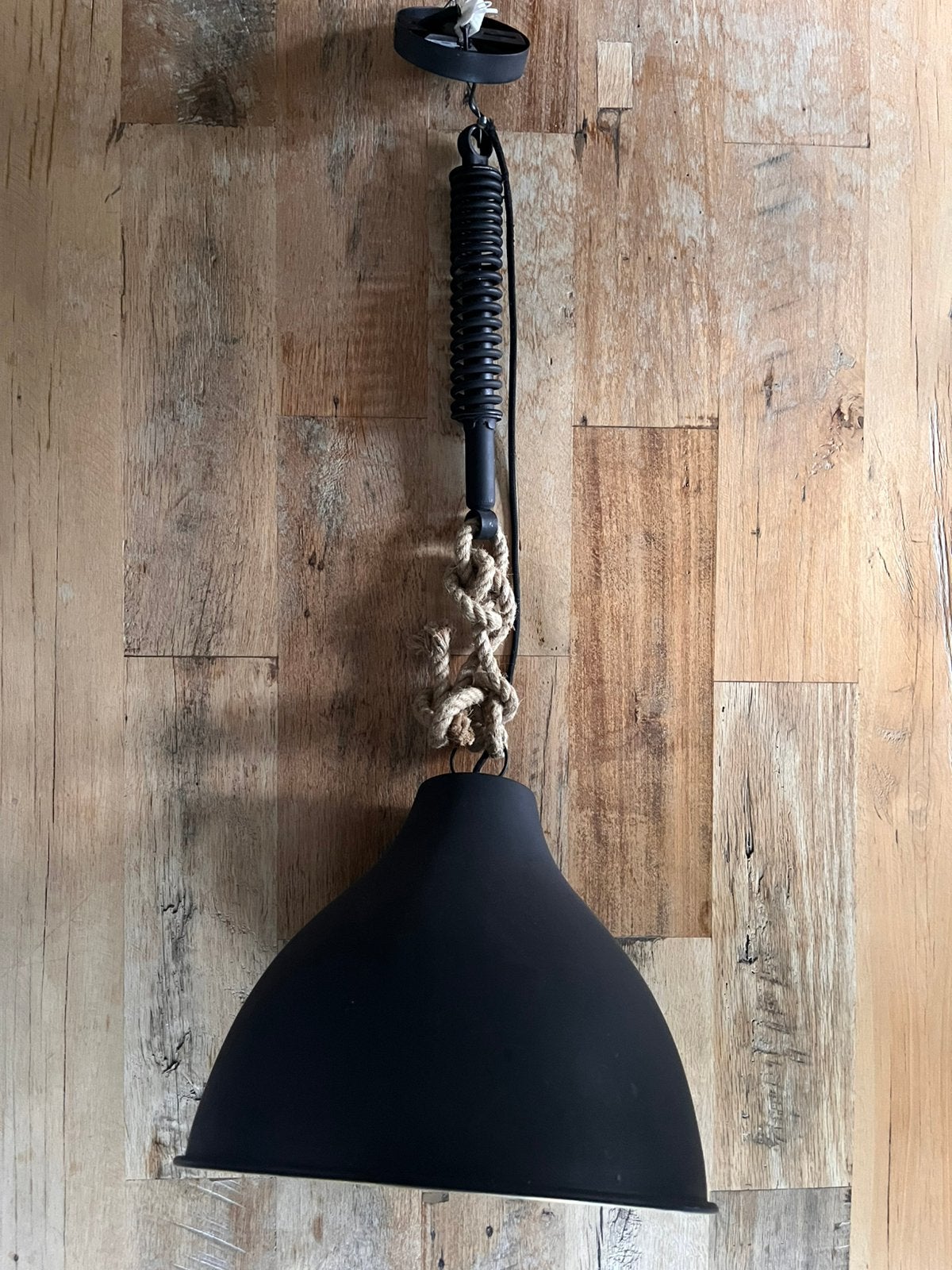 Industriële hanglamp met zwart staal en gouden binnenkap, Huis en Inrichting, Lampen | Hanglampen, Ophalen, Zo goed als nieuw