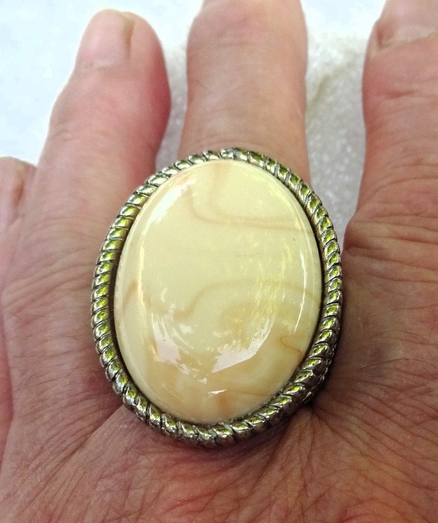 Robuuste zilverkleurige ring met grote crèmekleurige steen, 18 tot 19, Gebruikt, IJzer of Staal, Ophalen of Verzenden