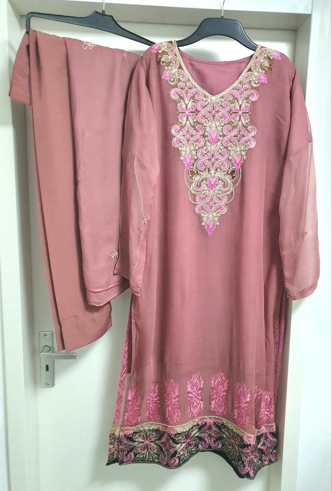 Nieuw Roze Geborduurd Chiffon 3-delig Pak Maat L, Maat 42/44 (L), Nieuw, Ophalen of Verzenden, Onbekend