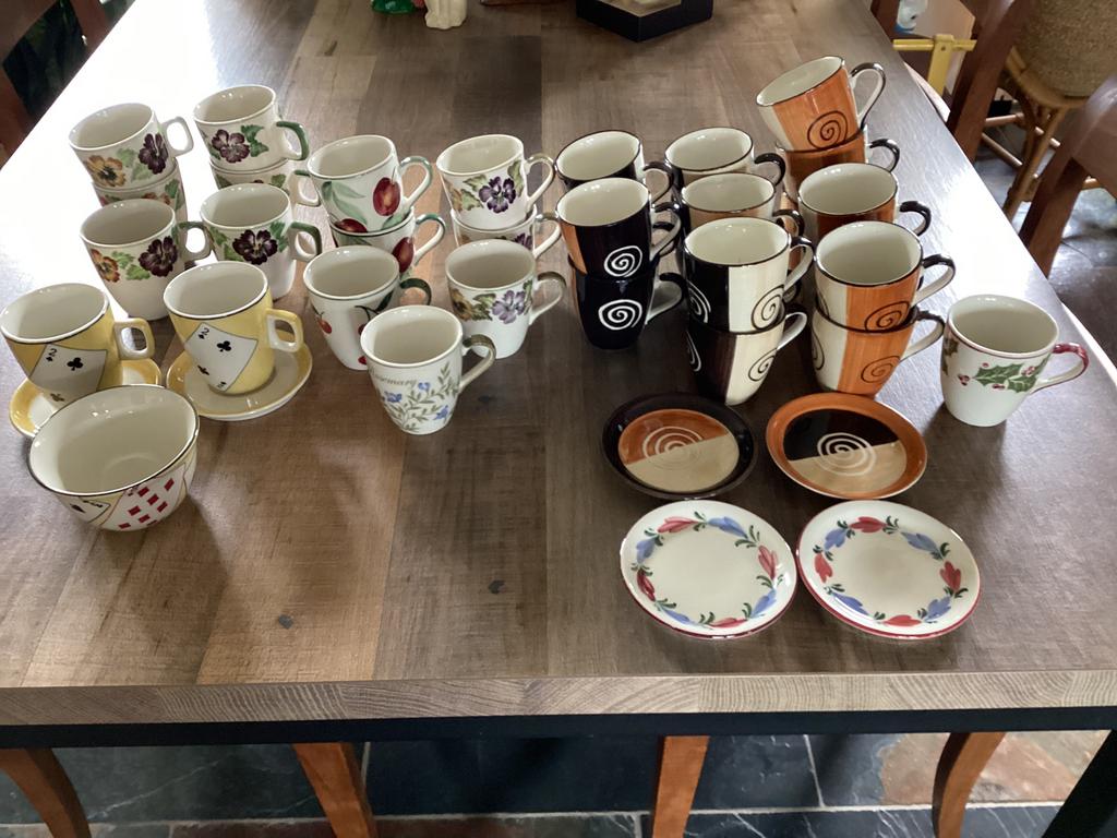Prachtige mokken mokjes 4 bordjes en schaaltje, Ophalen of Verzenden, Aardewerk, Overige stijlen, Kop(pen) en/of Schotel(s)