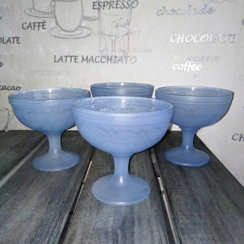 4 IJscoupes met fruitrelief blauw melkglas Luminarc, Ophalen, Glas of Glazen, Gebruikt, Glas