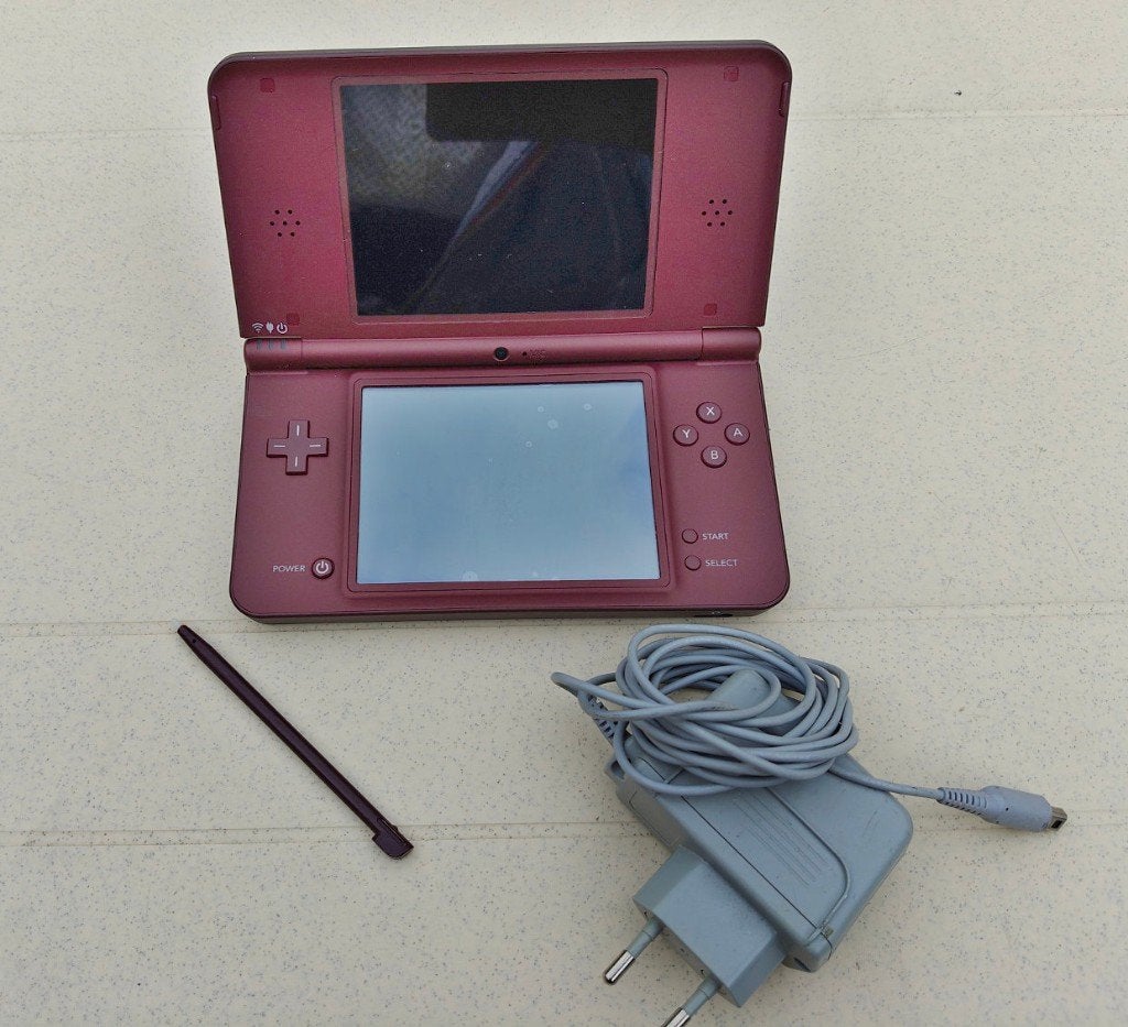 Nintendo DSi XL  wijnrood, Ophalen of Verzenden, Zo goed als nieuw, Rood, Dsi XL