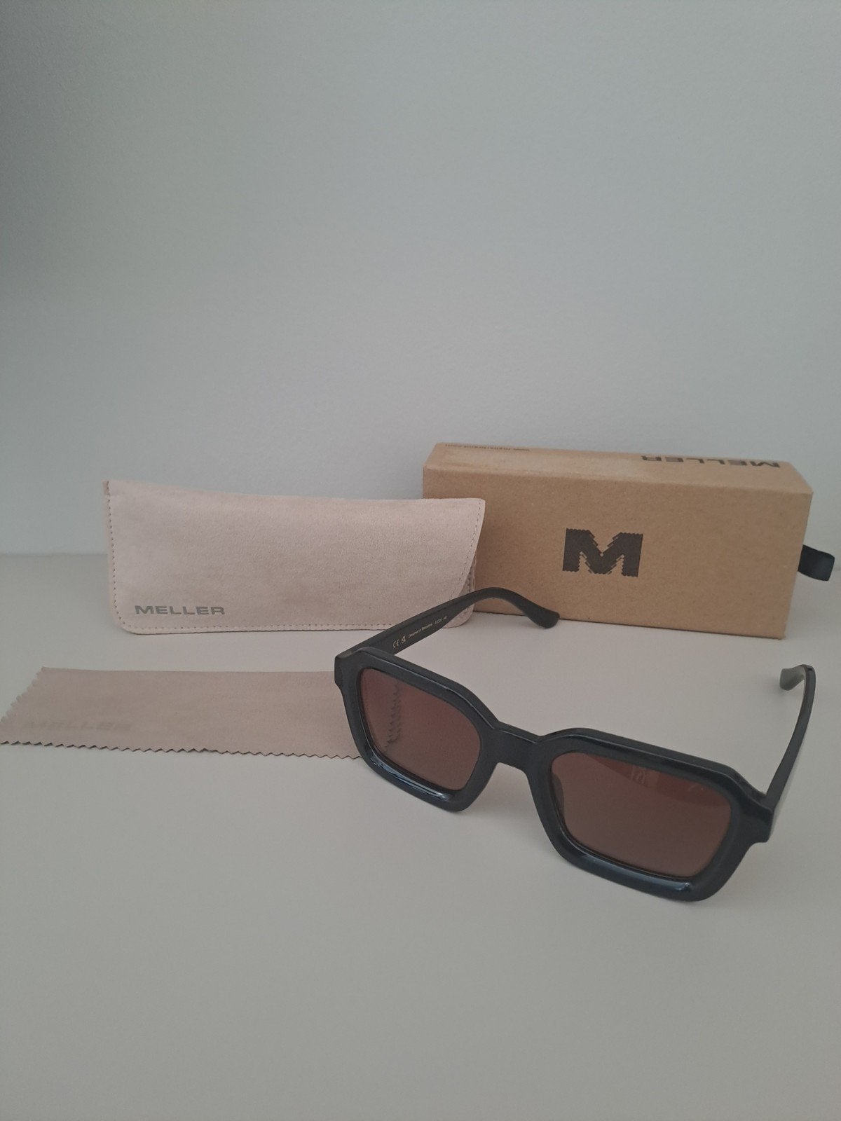 Meller Nayah Tutzetae Brown unisex
Tutzetae Brown, Overige merken, Zonnebril, Zwart, Nieuw