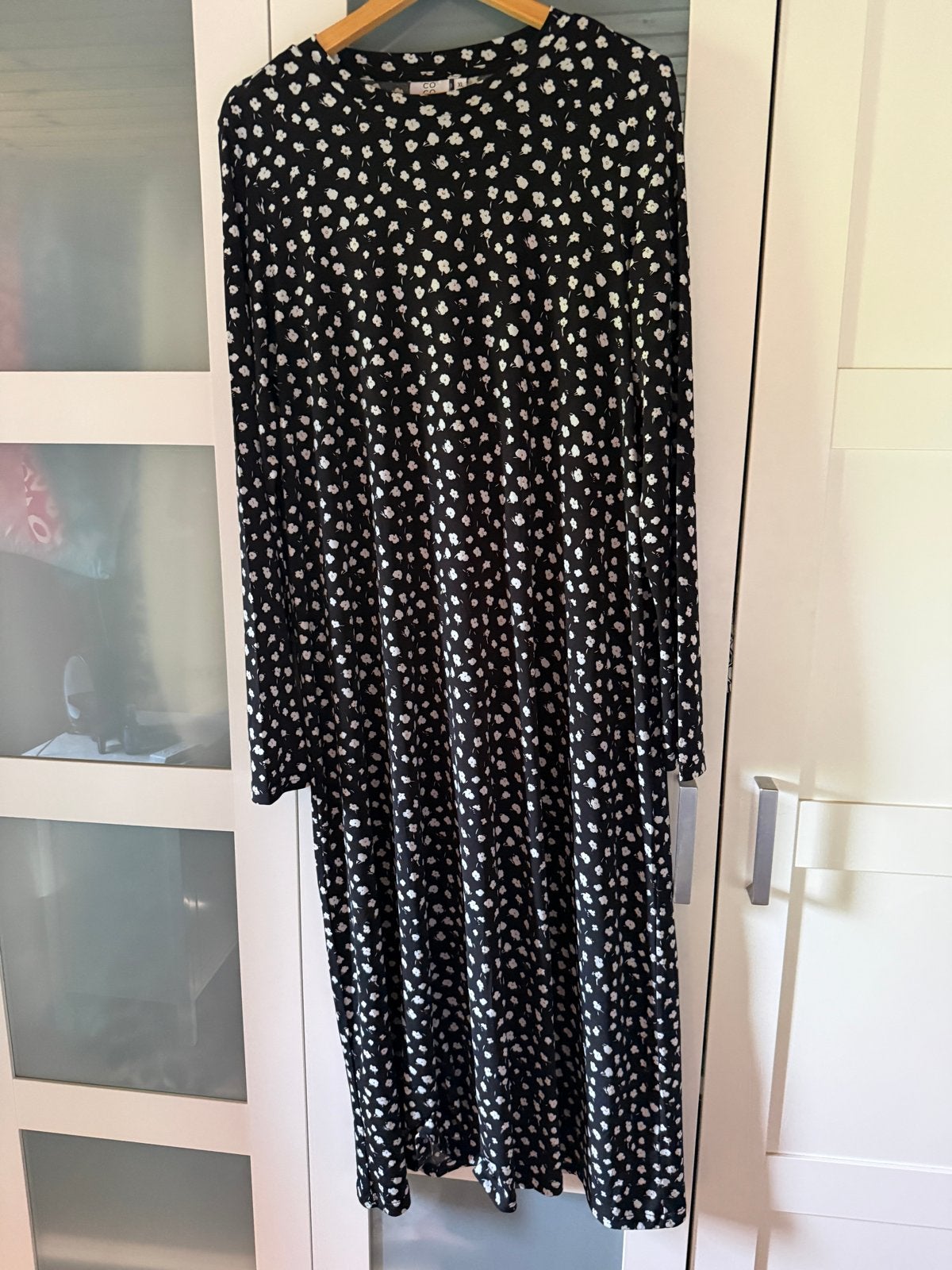 CoCo Bella Zwarte Jurk met Bloemenprint Maat XL, Zwart, Maat 46/48 (XL) of groter, Ophalen of Verzenden, Zo goed als nieuw