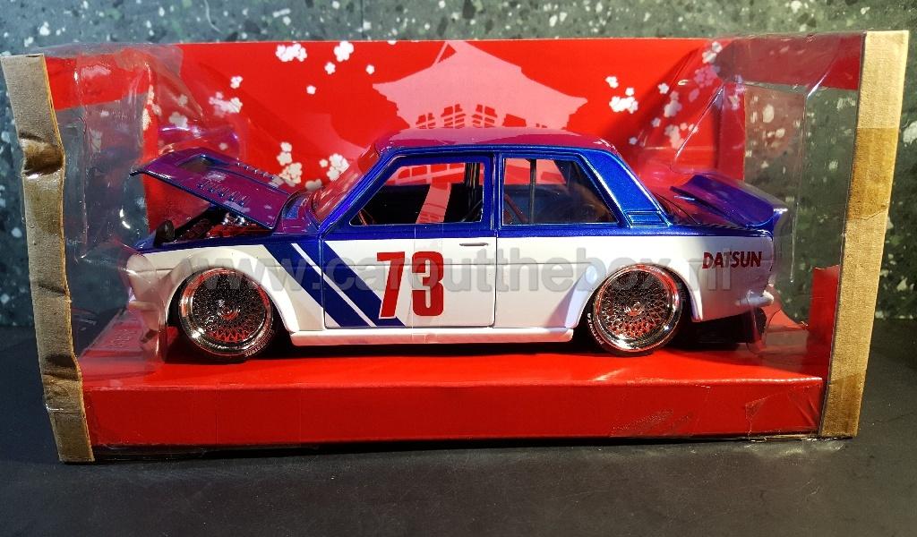 1973 Datsun 510 widebody blauw 1:24 Jada, Verzenden, Nieuw, Auto, Jada