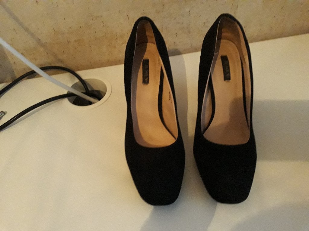 Zwarte suède pumps - Maat 37, Kleding | Dames, Schoenen, Pumps, Zwart, Ophalen of Verzenden, Onbekend