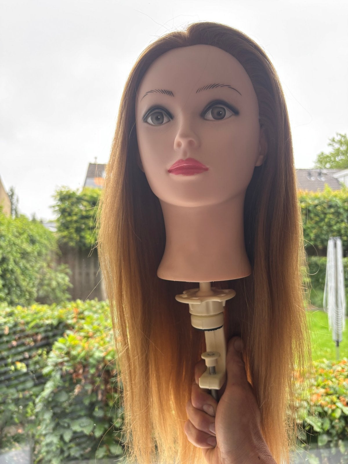 Oefenhoofd met lang echt haar + houder., Ophalen of Verzenden, Gebruikt, Pruik of Haarverlenging