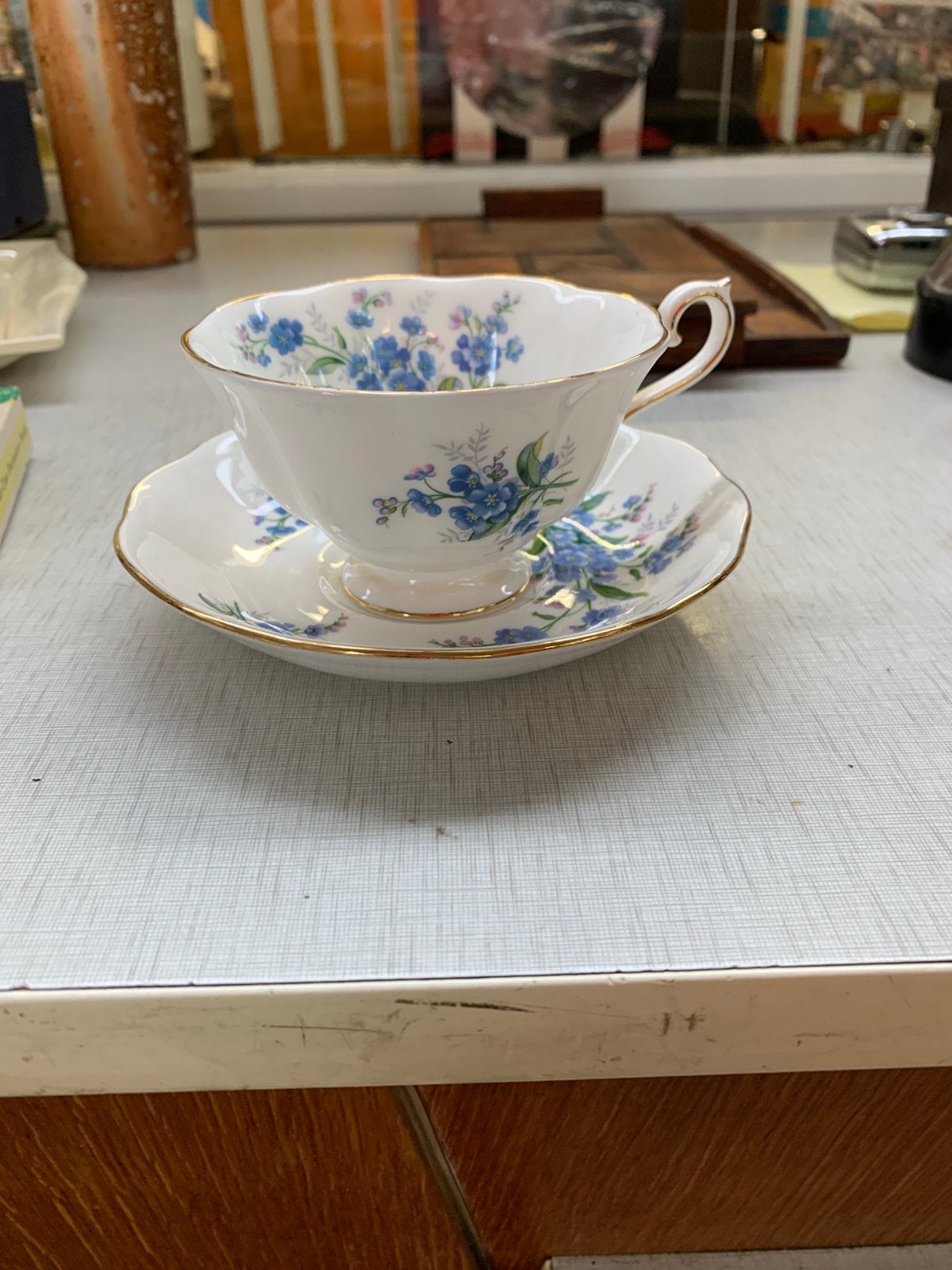 Royal Albert kop en schotel uit de 'Forget Me Not' serie, Verzenden