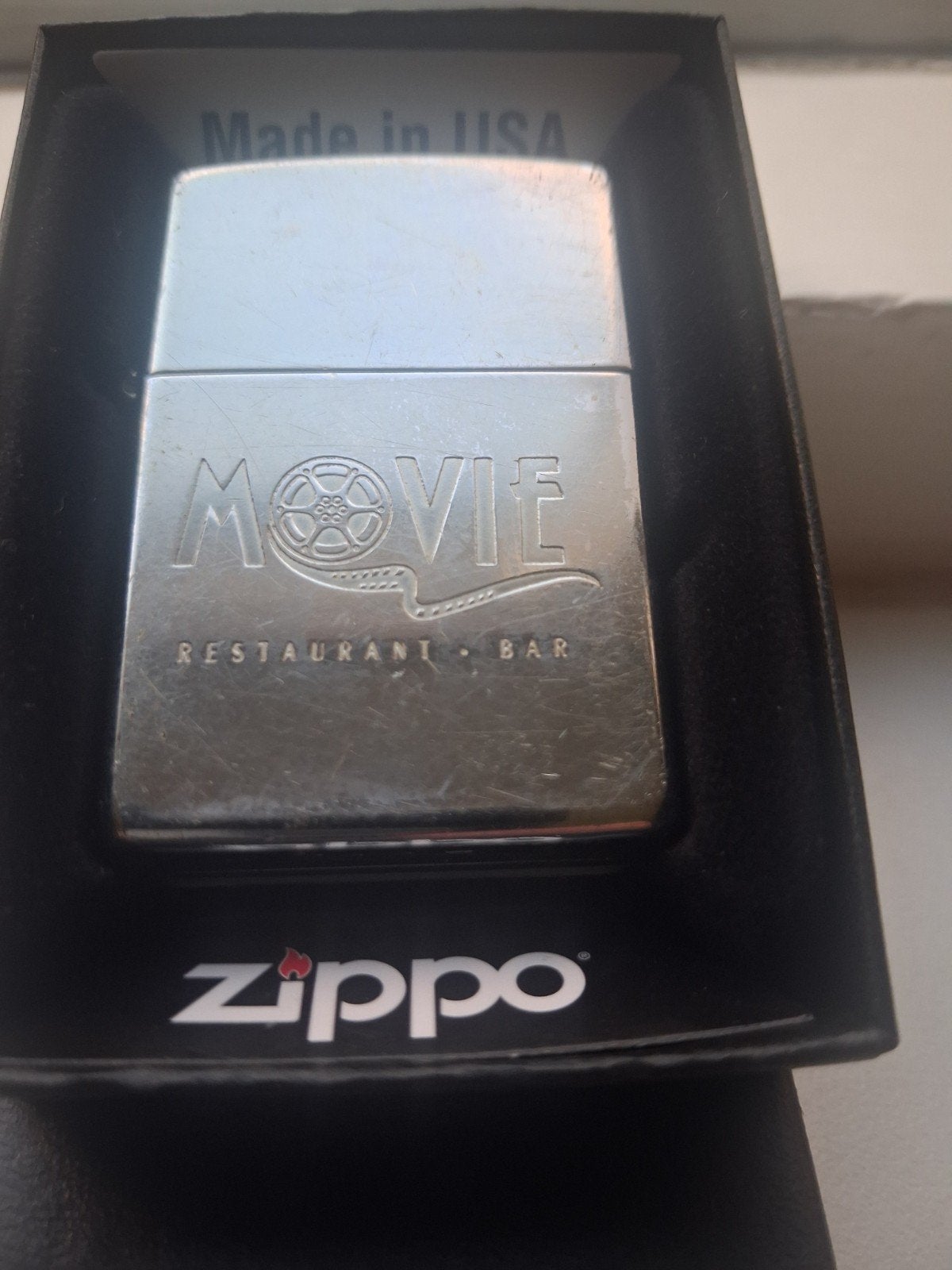 Zippo aansteker "Movie Restaurant Bar" - Zo goed als nieuw, Ophalen of Verzenden, Zo goed als nieuw, Aansteker