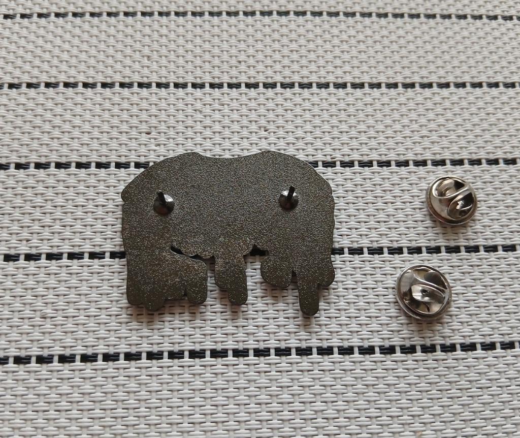 Obituary prachtige shaped speld pin badge speld n4 metal, Verzamelen, Verzenden, Nieuw, Overige typen