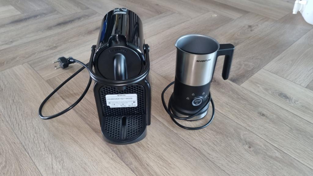 Nespresso Inissia met Inventum melkopschuimer, Witgoed en Apparatuur, Ophalen, Koffiemachine, Zo goed als nieuw, 1 kopje
