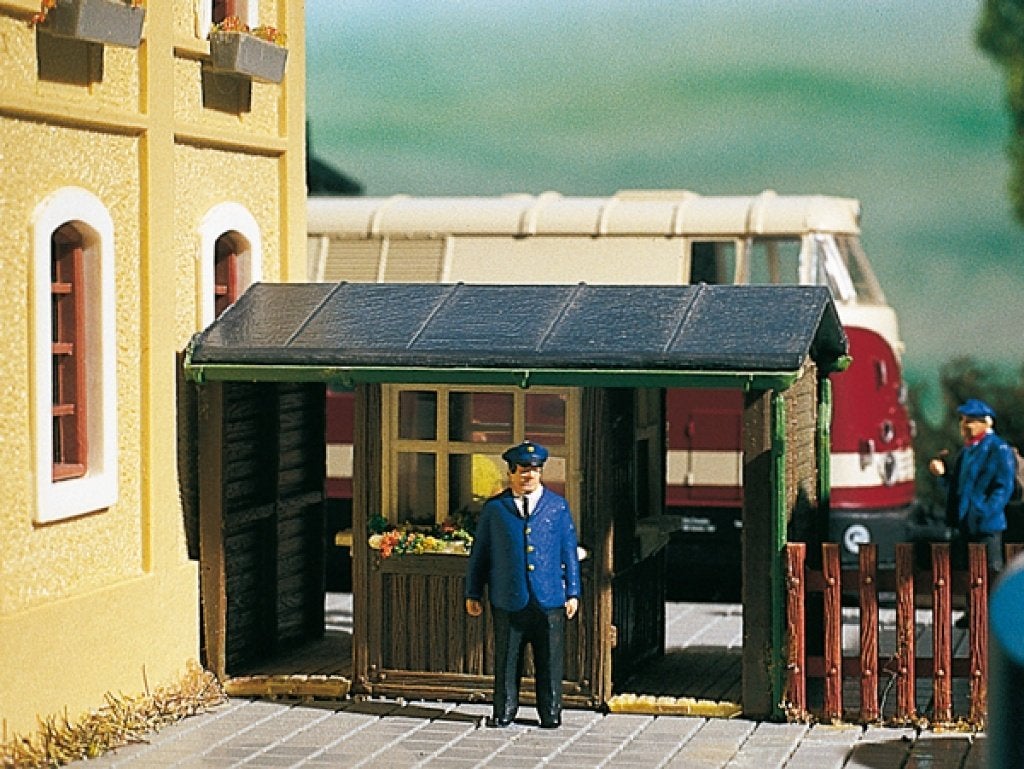 perron-loket / schuurtje DDR VERO Mamos HO/TT ( Auhagen ), Hobby en Vrije tijd, Modeltreinen | H0, Wisselstroom, Brug, Tunnel of Gebouw
