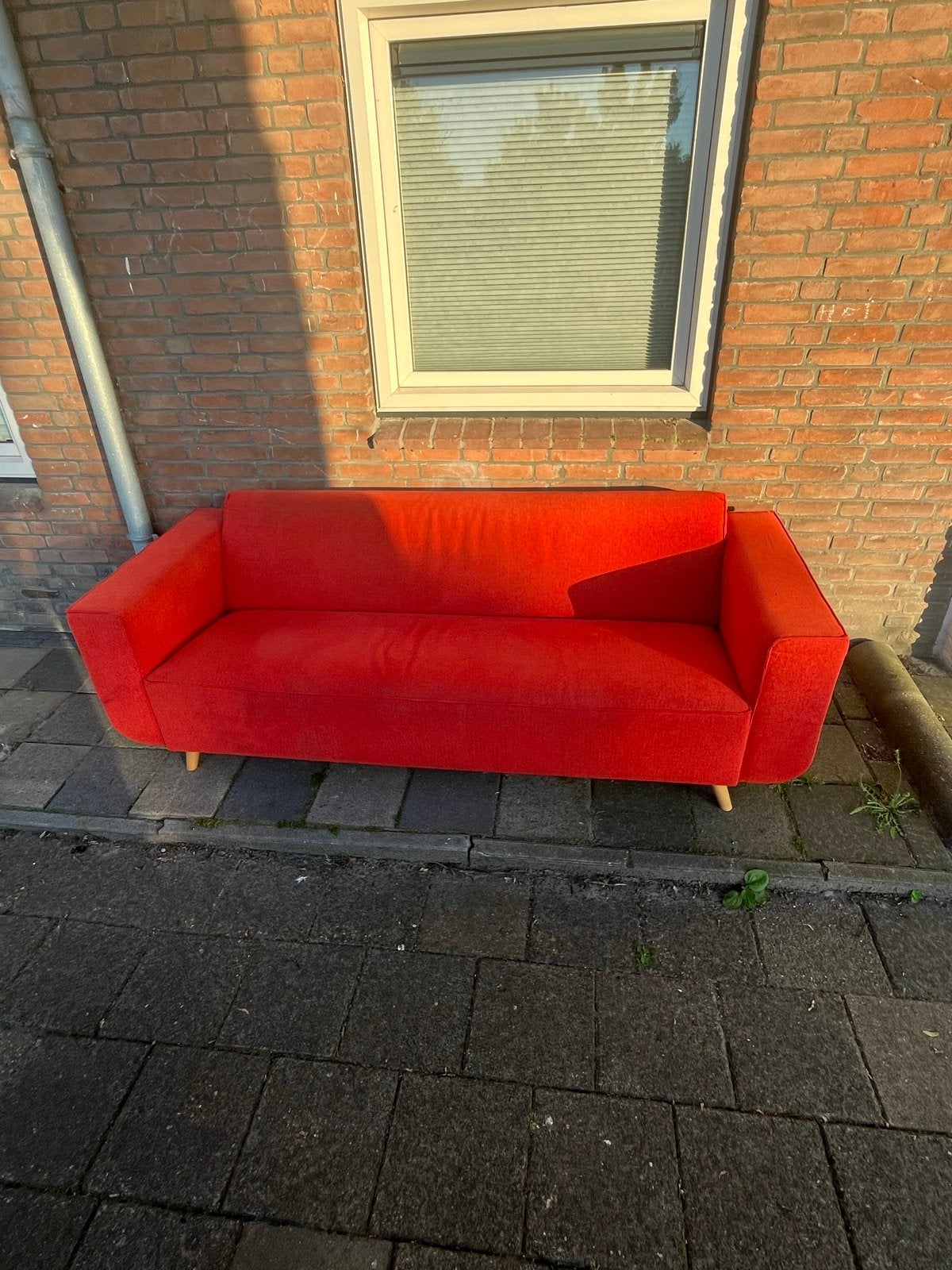 Comfortabele rode bank - Zit lekker!, Huis en Inrichting, Banken | Bankstellen, Ophalen, Gebruikt, Driepersoons, 75 tot 100 cm