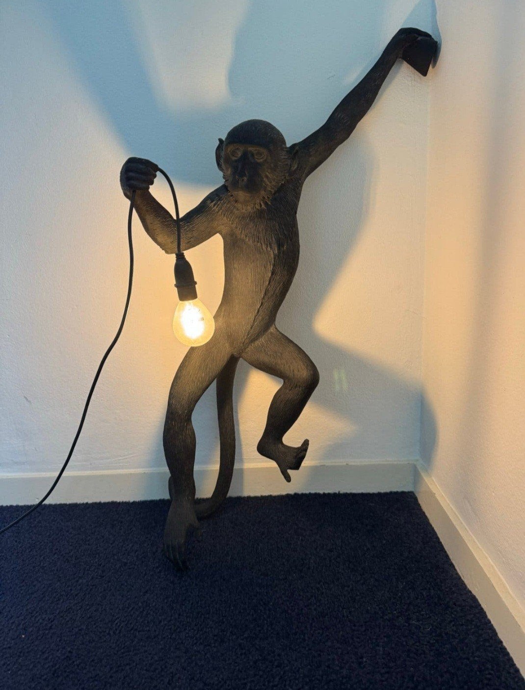Hangende Apenlamp - 63cm hoog - Zo goed als nieuw, Huis en Inrichting, Kunststof, Zwart, Ophalen of Verzenden, Zo goed als nieuw
