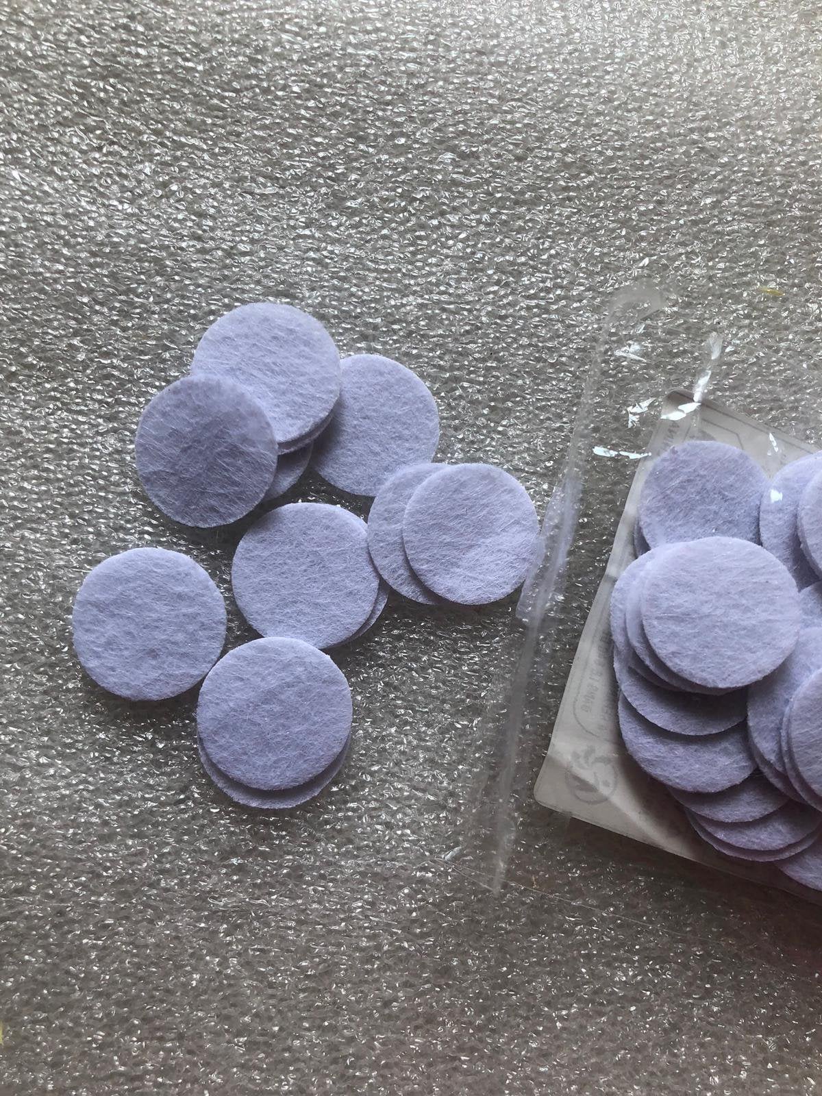 Vilt rondjes - wit & zwart - 2 CM X 25 STUKS x 1 € PER ZAKJE, Hobby en Vrije tijd, Ophalen of Verzenden, Zo goed als nieuw