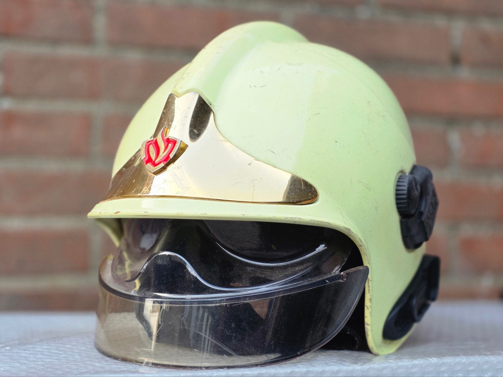 brandweerhelm brandweer MSA F1SF Nederland, Ophalen of Verzenden, Landmacht, Nederland, Embleem of Badge