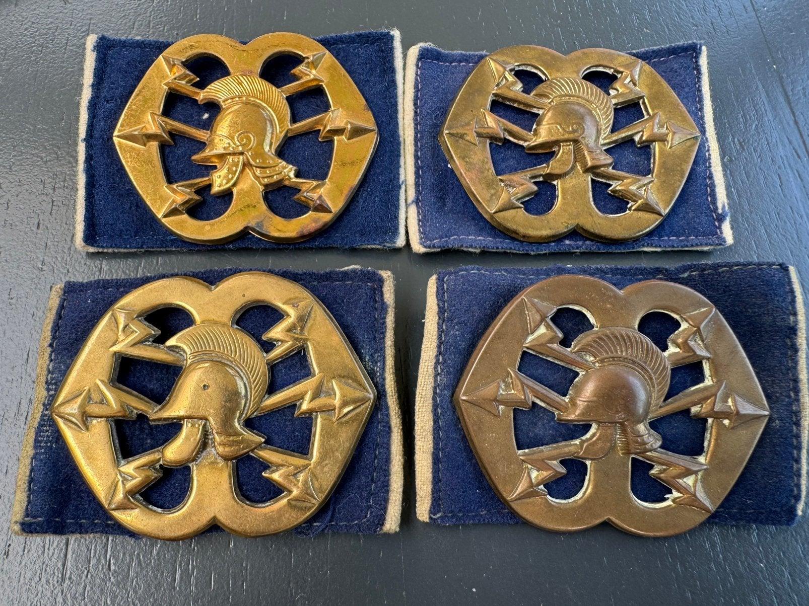 KL 4 oide baretemblemen Verbindingsdienst, Verzamelen, Militaria | Algemeen, Ophalen of Verzenden, Landmacht, Nederland, Embleem of Badge