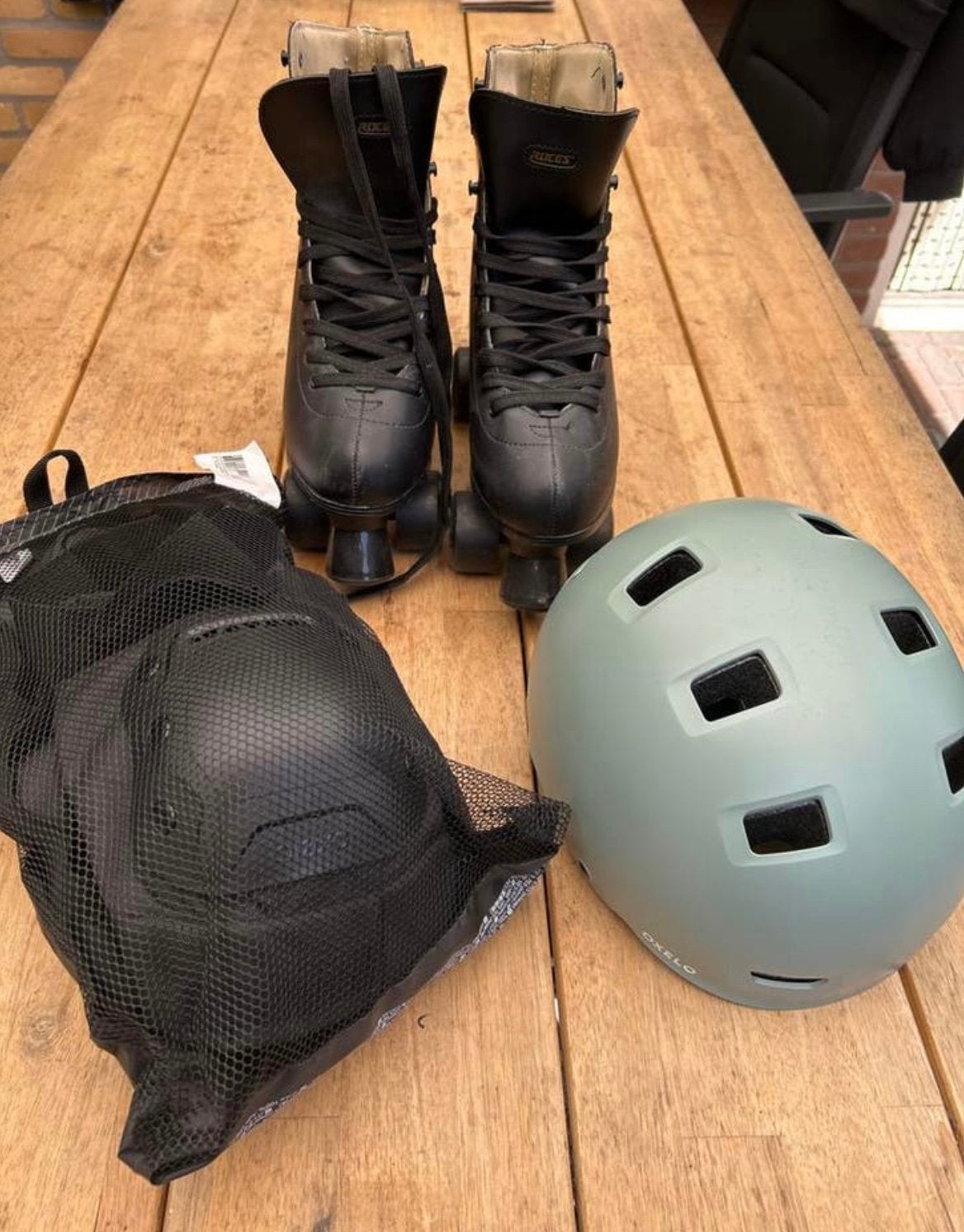 Rolschaatsen mt 41 compleet met helm en valbeschermers, Sport en Fitness, Skeelers, Ophalen of Verzenden, Zo goed als nieuw