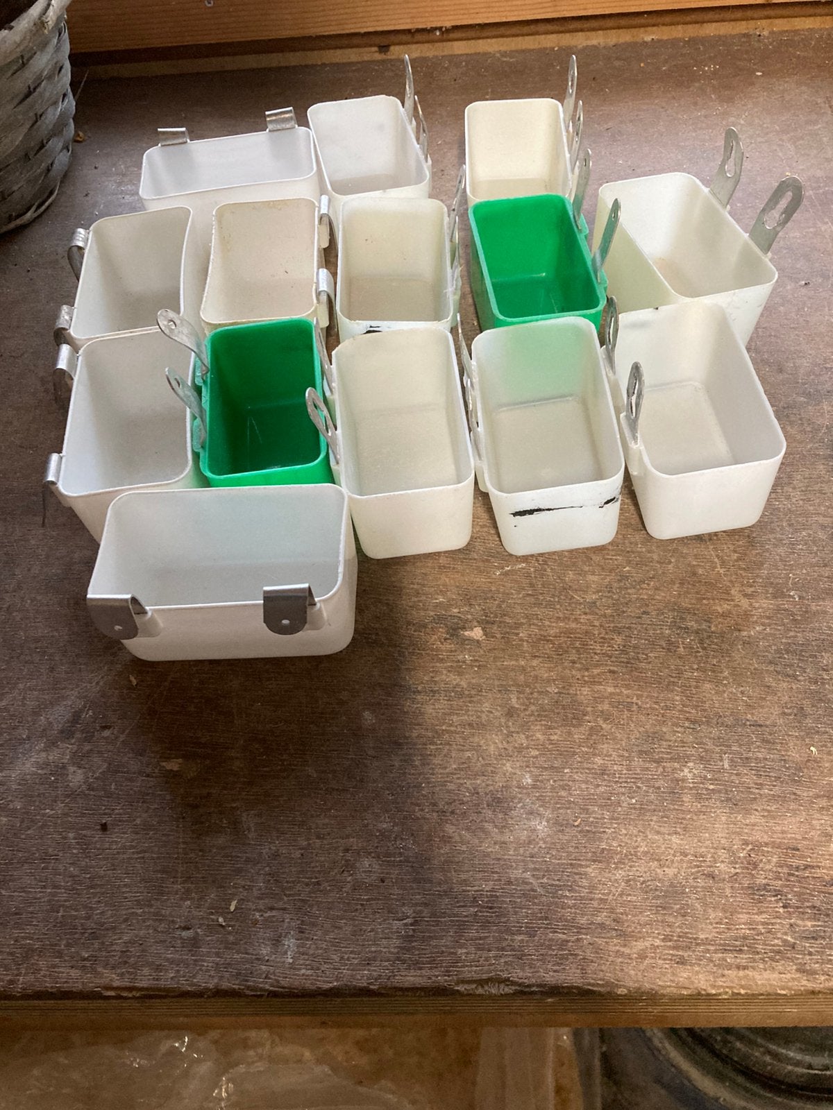 Voer en drinkbakjes voor in broedhokken.