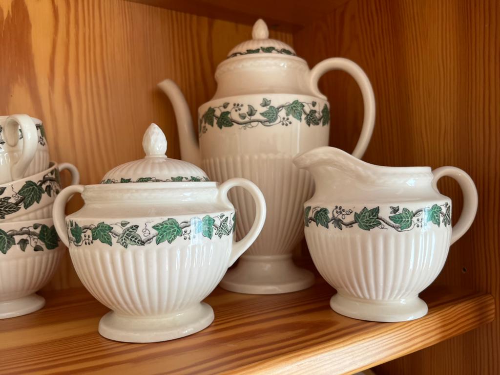 Wedgwood stratford klimop compleet koffieservies, Huis en Inrichting, Keuken | Servies, Ophalen of Verzenden, Zo goed als nieuw