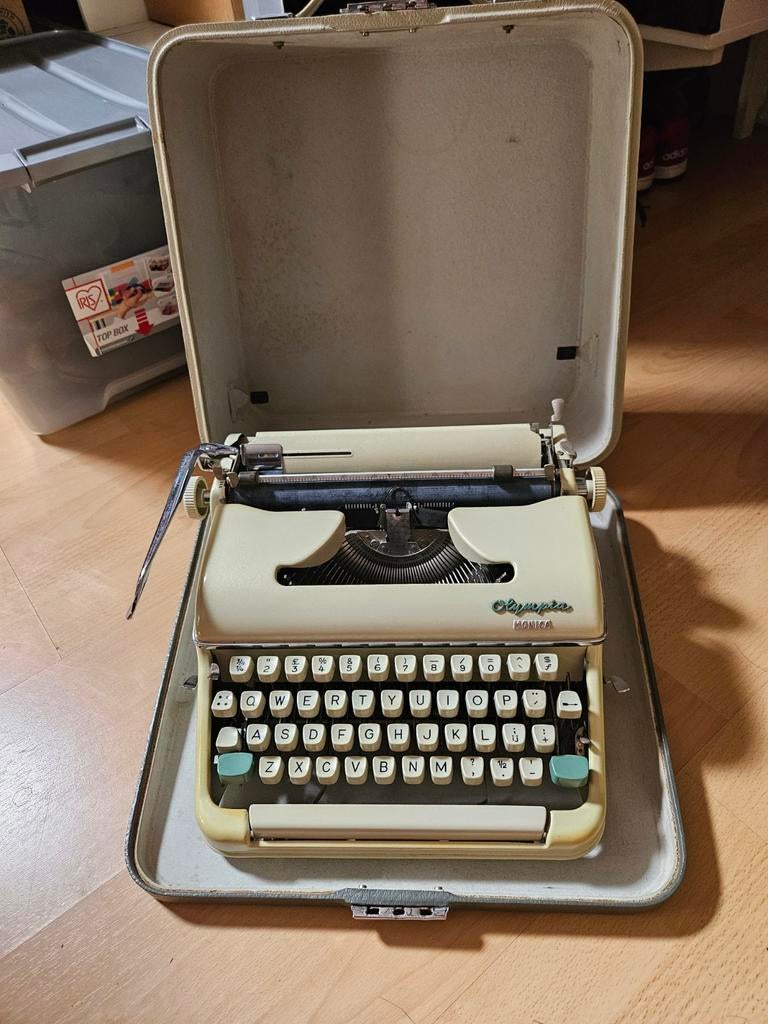 In superstaat typemachine uit 1950 Olympia monica, Diversen, Typemachines, Ophalen, Zo goed als nieuw
