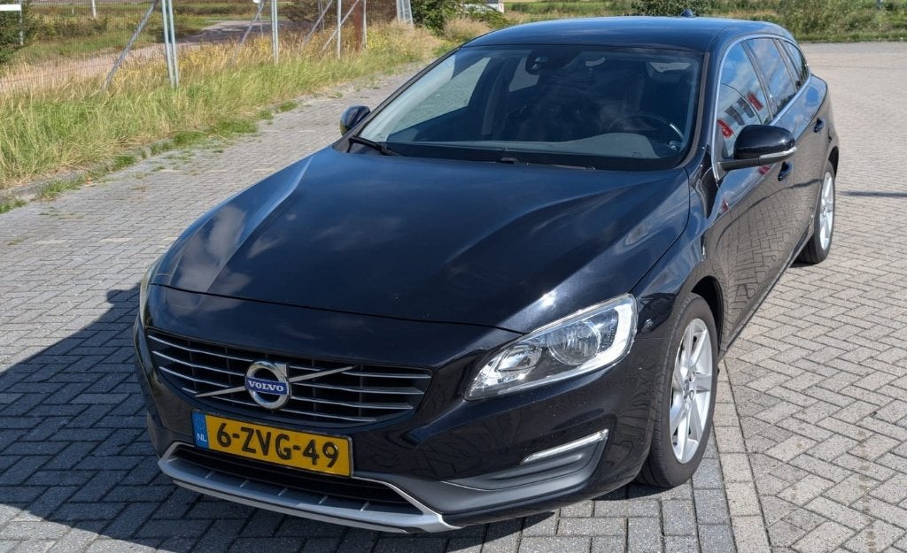 Volvo V60 T3 momentum 150pk Start/stop 2015 Zwart, Auto's, Voorwielaandrijving, 1596 cc, Zwart, 4 cilinders