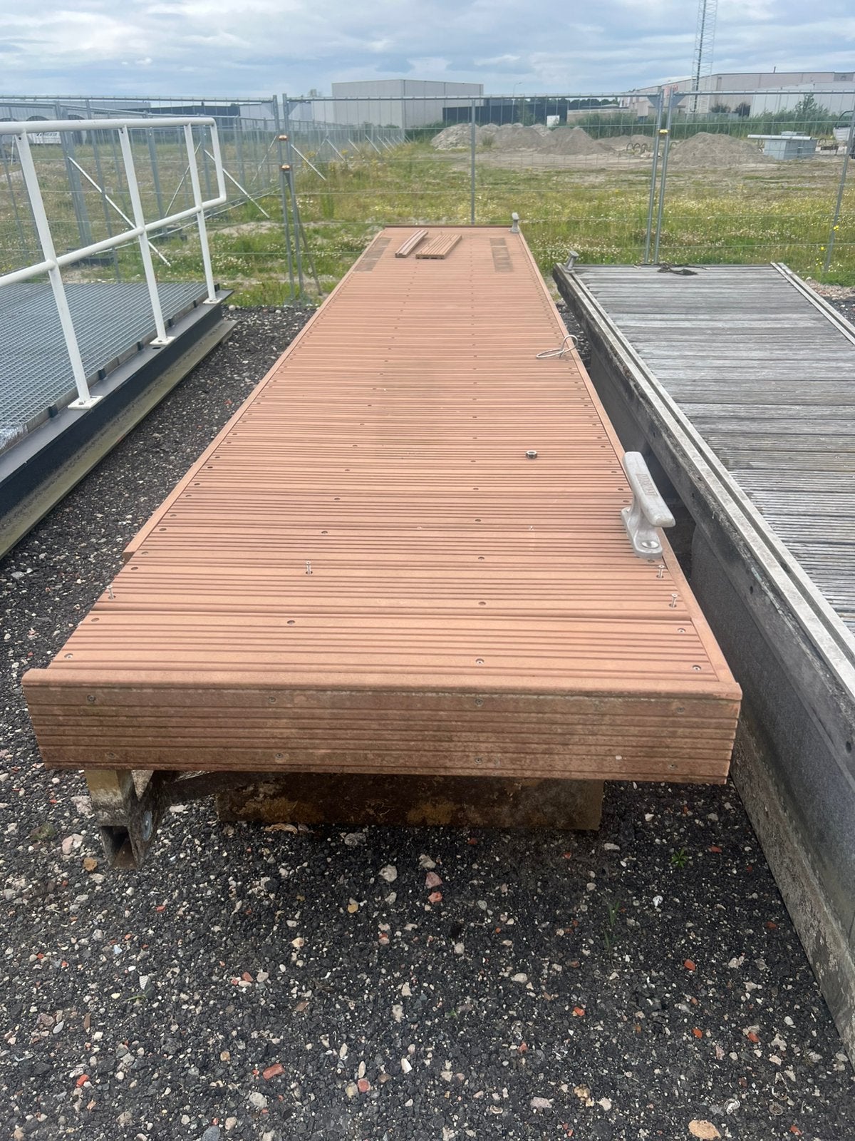 Drijvend steiger voorzien van kunststof dek 6,0m1 x 1,0m1, Ophalen of Verzenden, Zo goed als nieuw