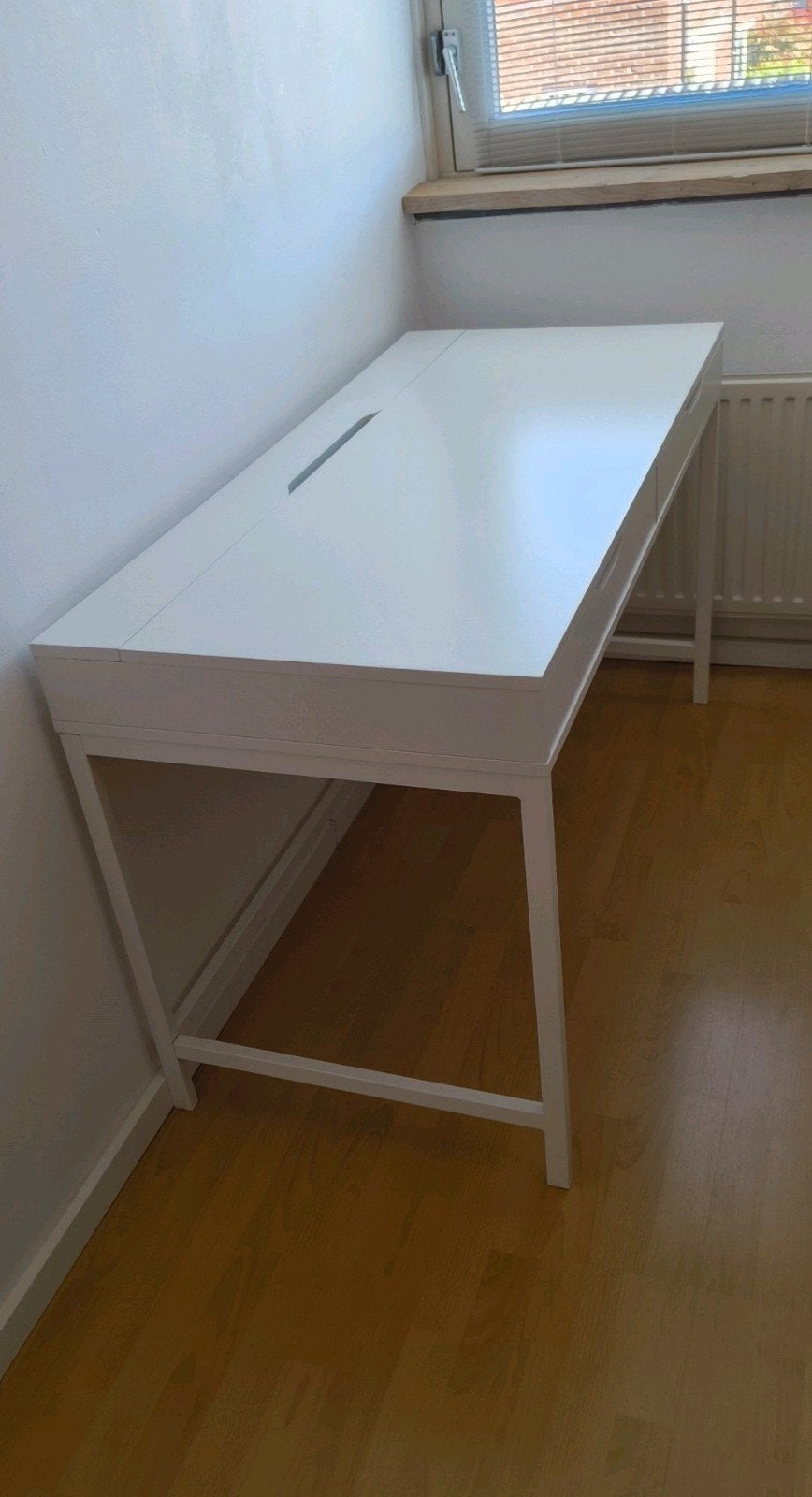 Mooi bureau van Ikea te koop aangeboden, Ophalen, Zo goed als nieuw