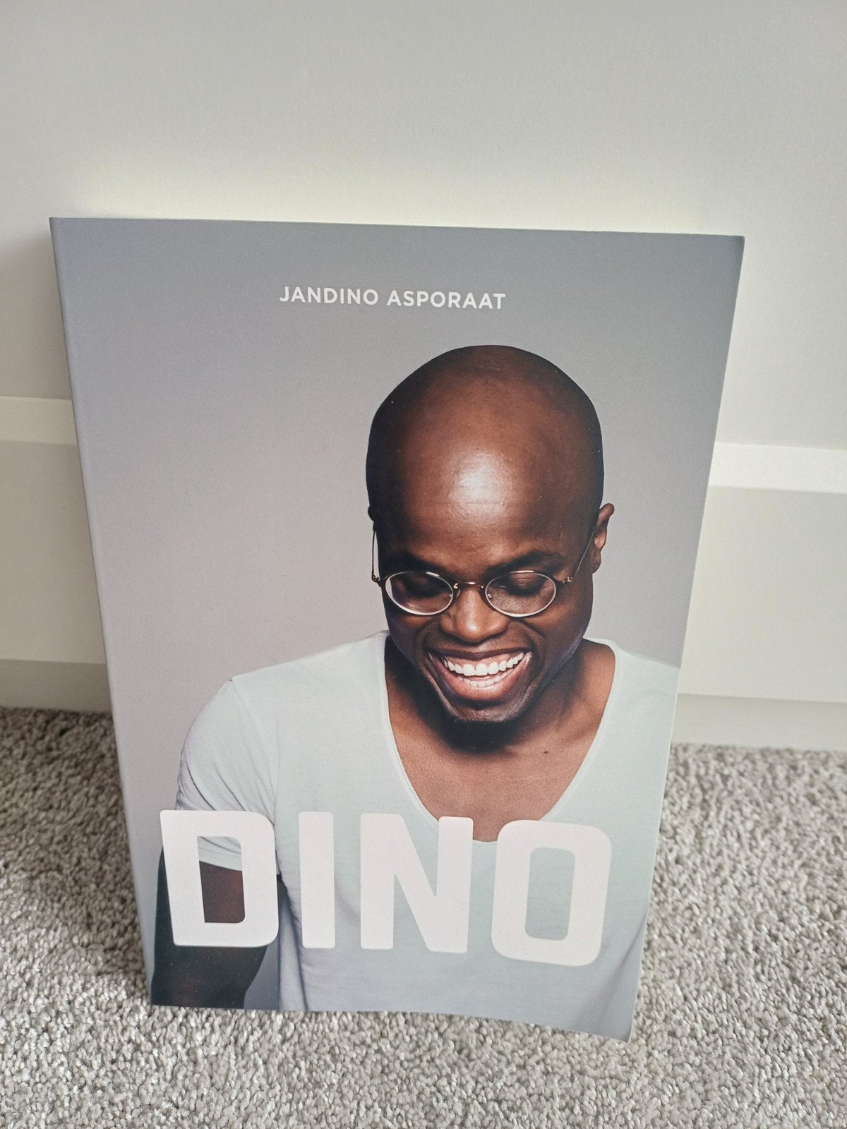 Dino - Jandino Asporaat (gesigneerd), Boeken, Ophalen of Verzenden, Zo goed als nieuw, Jandino Asporaat