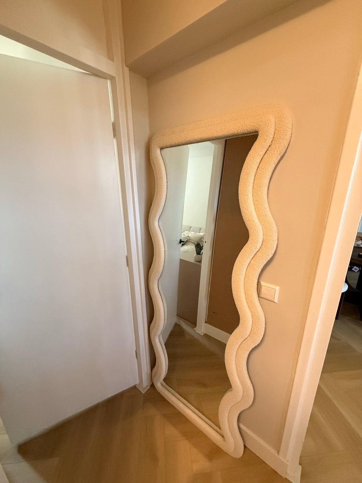 Grote golvende spiegel met teddy stof, Huis en Inrichting, Woonaccessoires | Spiegels, Ophalen, 200 cm of meer, Zo goed als nieuw