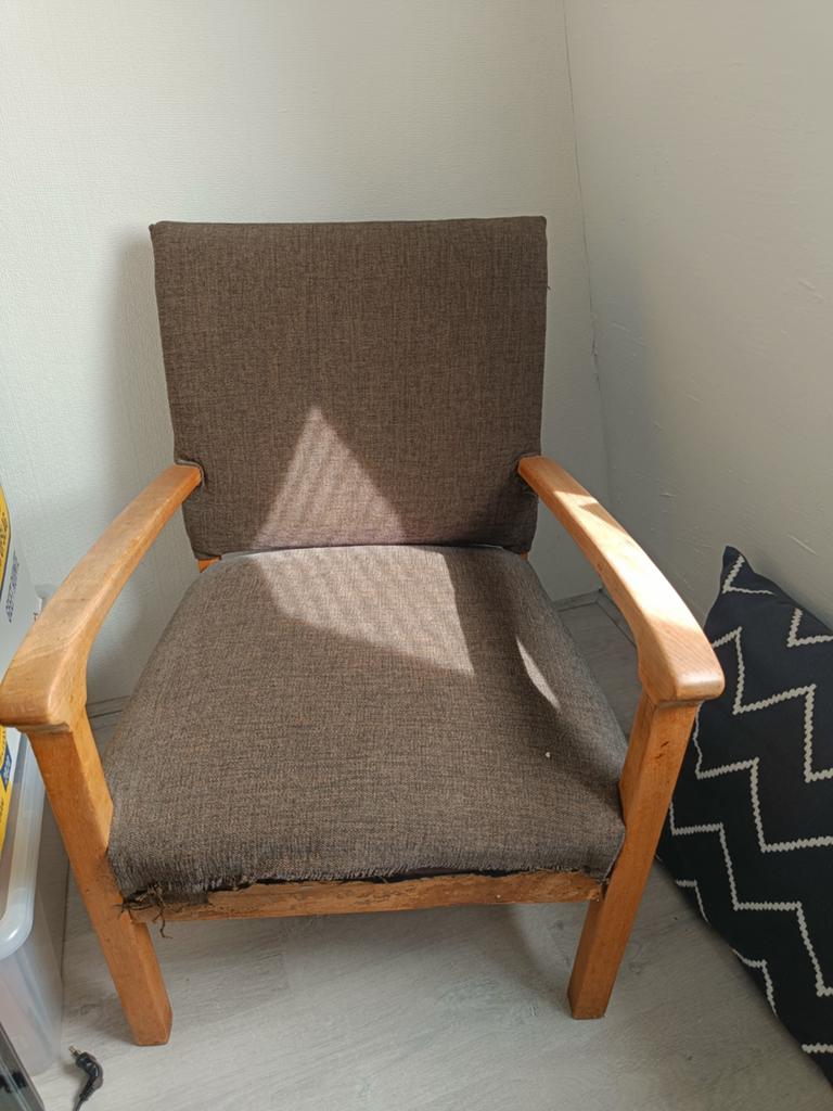 Comfortabele fauteuil met houten armleuningen, Ophalen