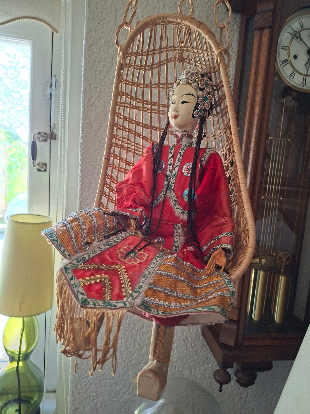 Antieke Chinese Operapop in Rieten Hangmand, Verzamelen, Poppen, Ophalen of Verzenden, Gebruikt, Pop