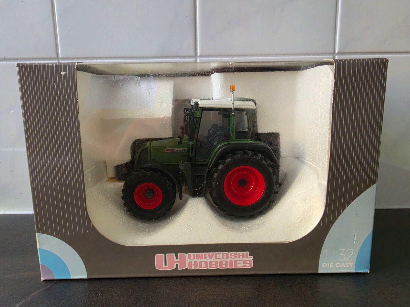 Fendt 415 Vario Tractor - Universal Hobbies, Hobby en Vrije tijd, Modelauto's | 1:32, Nieuw, Tractor of Landbouw, Universal Hobbies