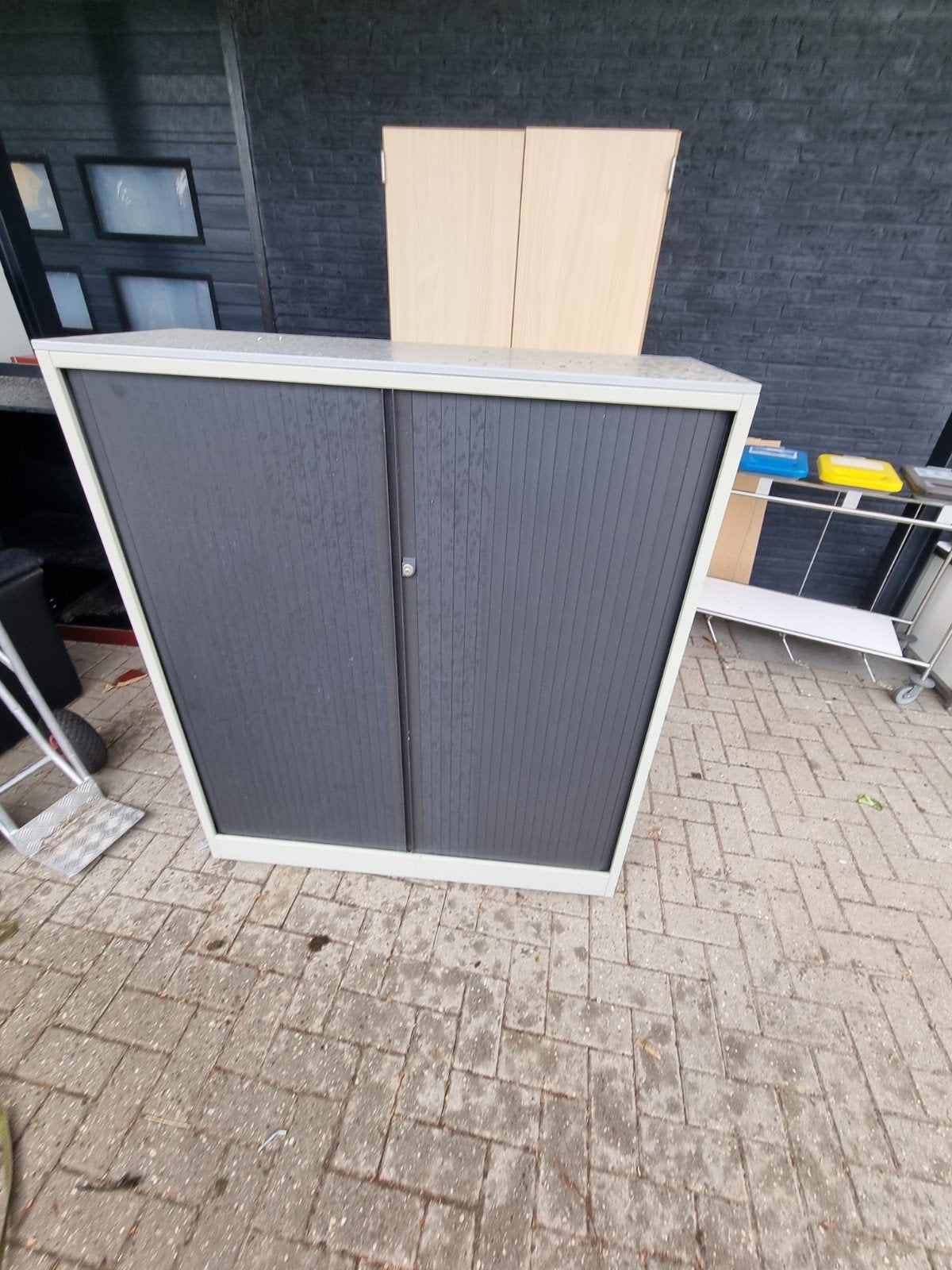 Archiefkast met roldeuren, Ophalen