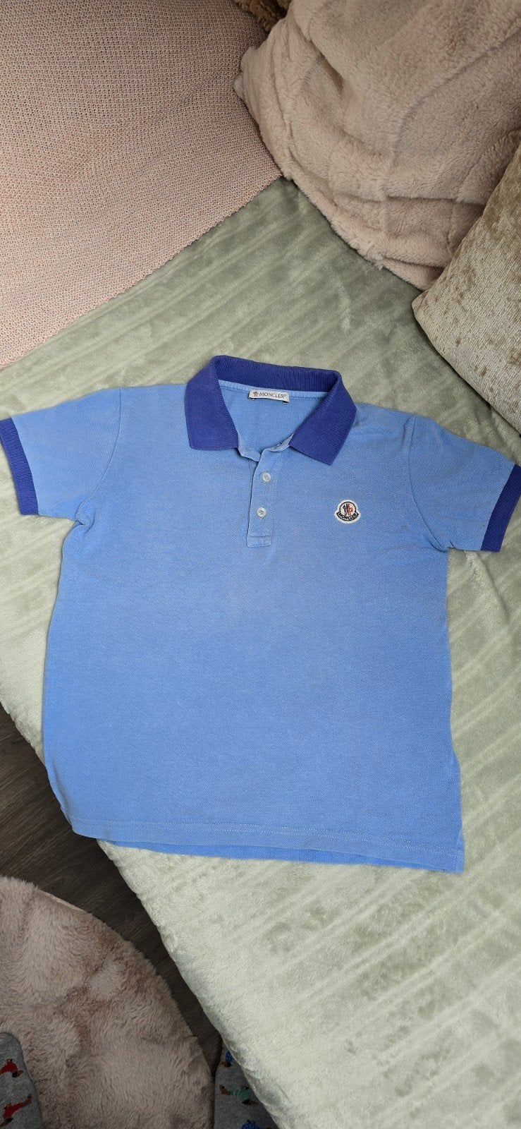 Moncler Polo Blauw - Maat 8 Jaar - Kleine Vlekjes, Ophalen of Verzenden, Gebruikt, Moncler, Jongen