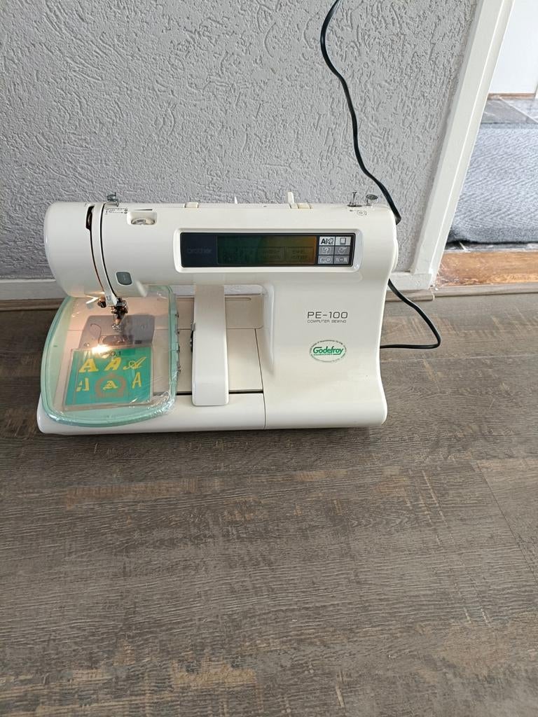 Brother PE-100 borduurmachine, Hobby en Vrije tijd, Naaimachines en Toebehoren, Ophalen of Verzenden, Gebruikt, Naaimachine, Brother