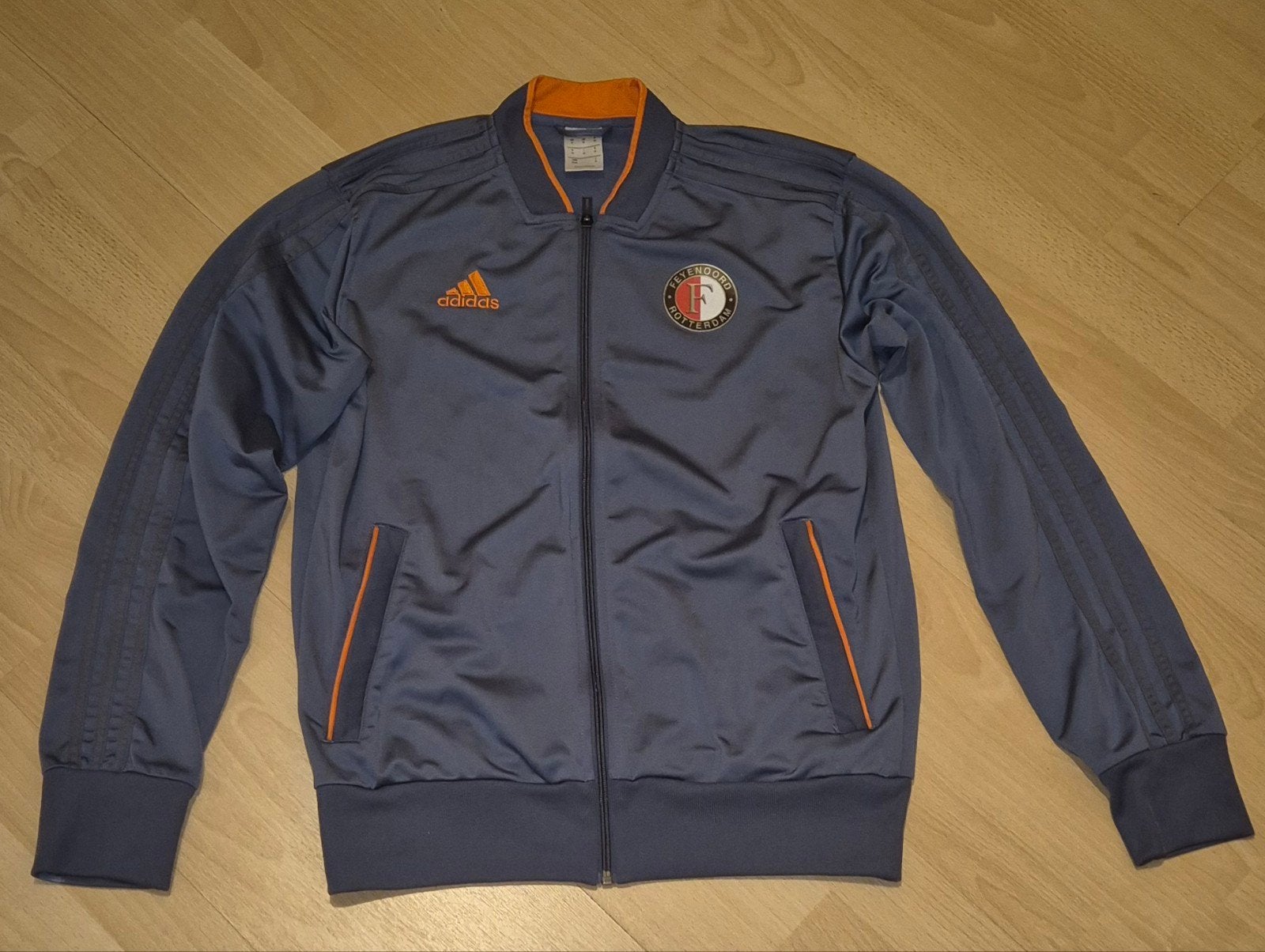 Adidas Feyenoord trainingsjack maat M, Kleding | Heren, Zo goed als nieuw, Adidas, Voetbal, Grijs