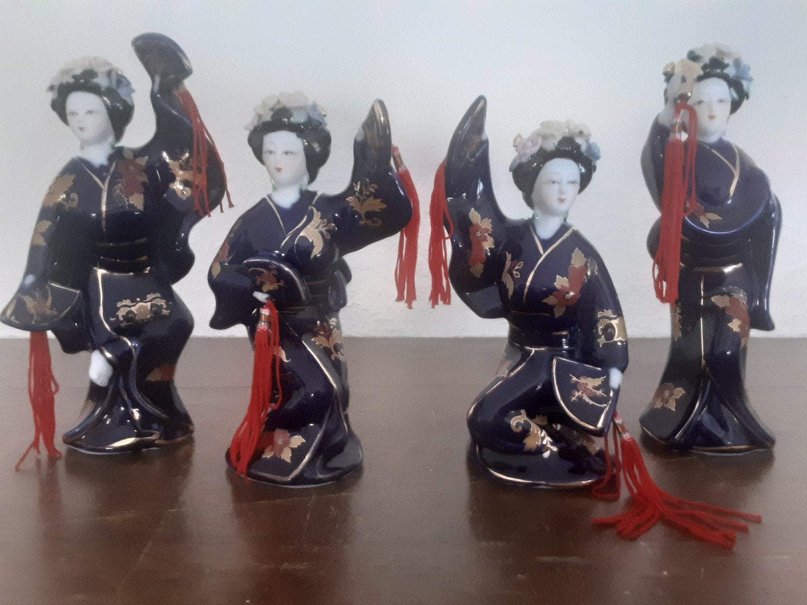Set van vier  porseleinen Japanse Geisha beeldjes., Antiek en Kunst, Kunst | Beelden en Houtsnijwerken, Ophalen of Verzenden, Beschilderd