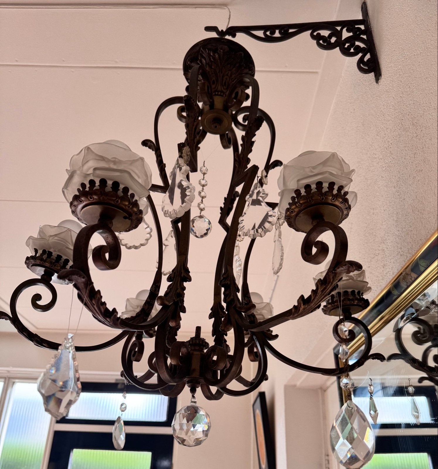 Grote bronzen kroonluchter met kristallen hangers, Ophalen