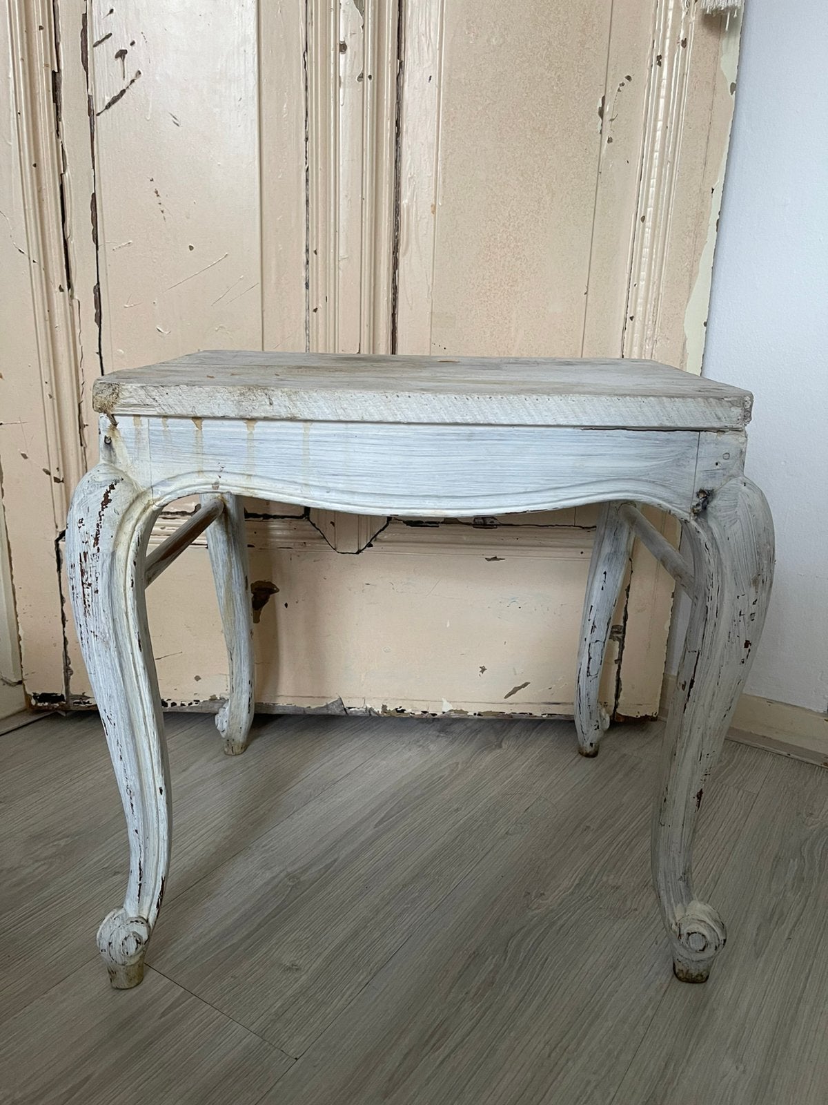 Brocante houten bijzettafel/krukje met sierlijke poten, Huis en Inrichting, Tafels | Sidetables, Ophalen, Zo goed als nieuw, 25 tot 50 cm