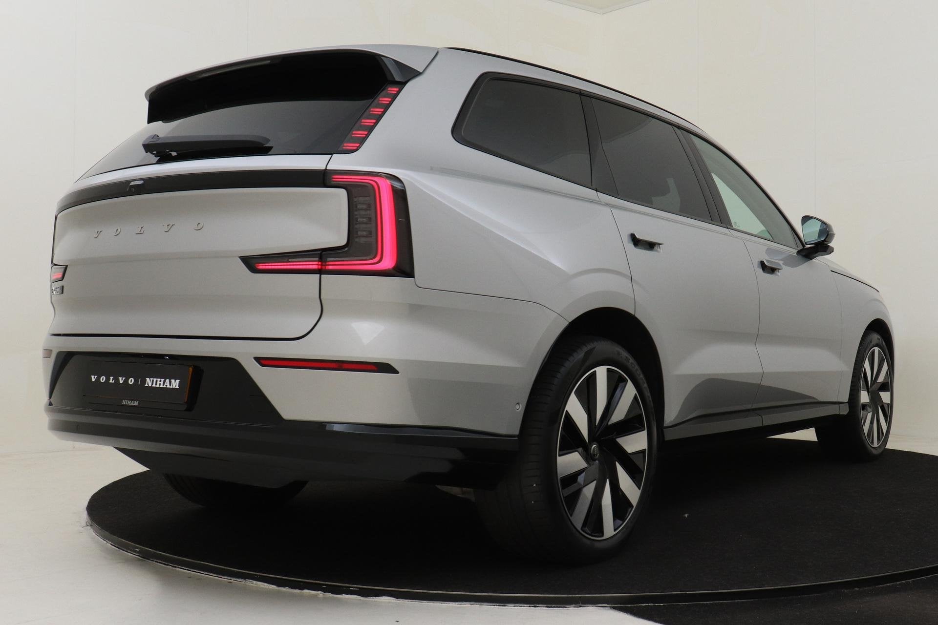 Volvo EX90 TWIN MOTOR ULTRA 7p. 111 kWh *FULL OPTIONS!* -PAN, Auto's, Volvo, Gebruikt, 585 km, 7 stoelen, Origineel Nederlands