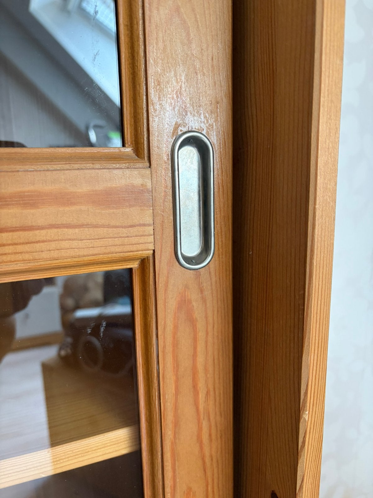 Houten vitrinekast met schuifdeuren en lade, Huis en Inrichting, Ophalen, Gebruikt, 50 tot 100 cm, Met lade(s)