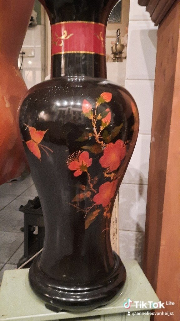 Antieke Lakvaas met Bloemen en Vlinders, Ophalen of Verzenden