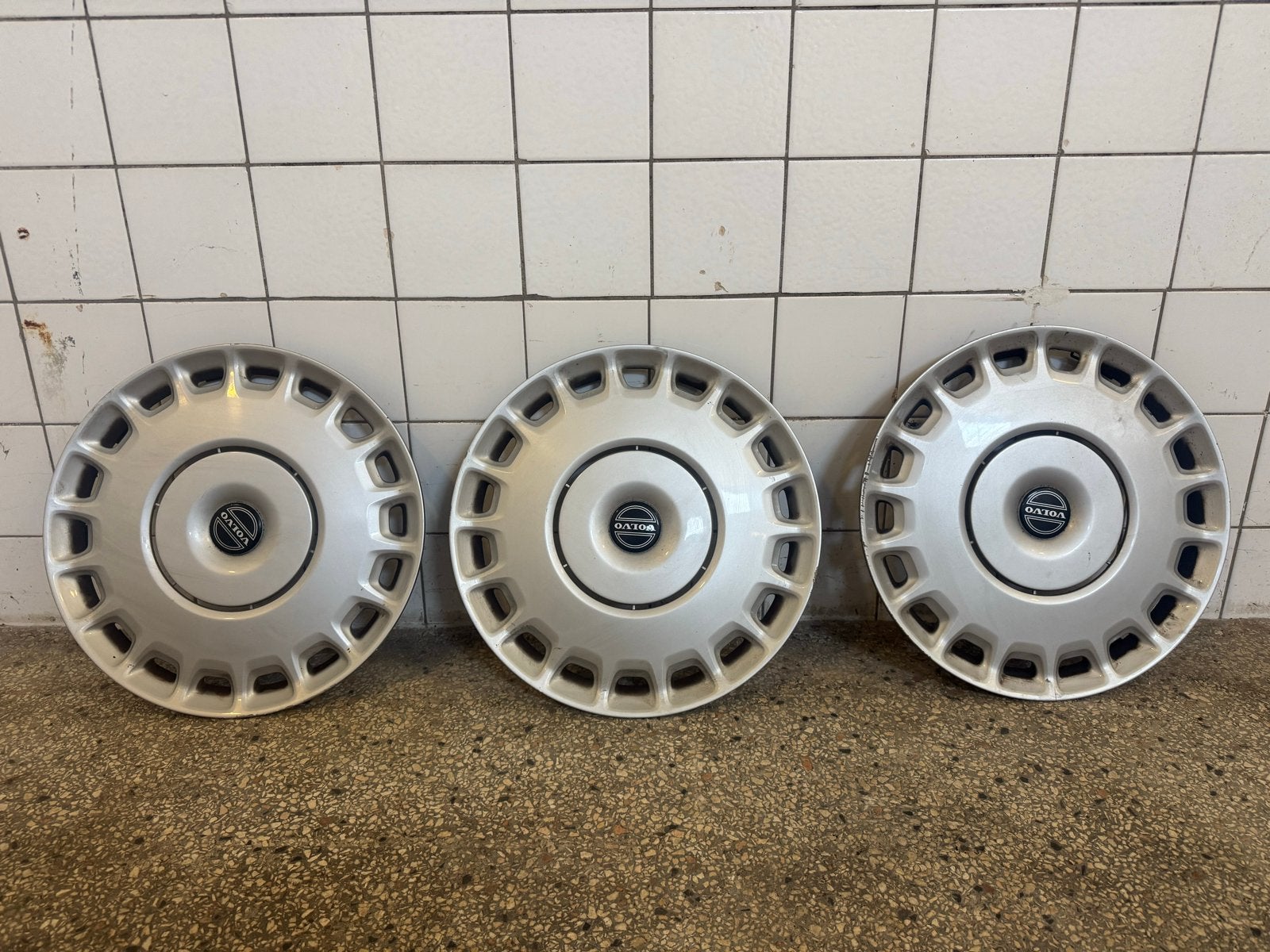 3 originele Volvo wieldoppen 16 inch, Ophalen of Verzenden, Gebruikt