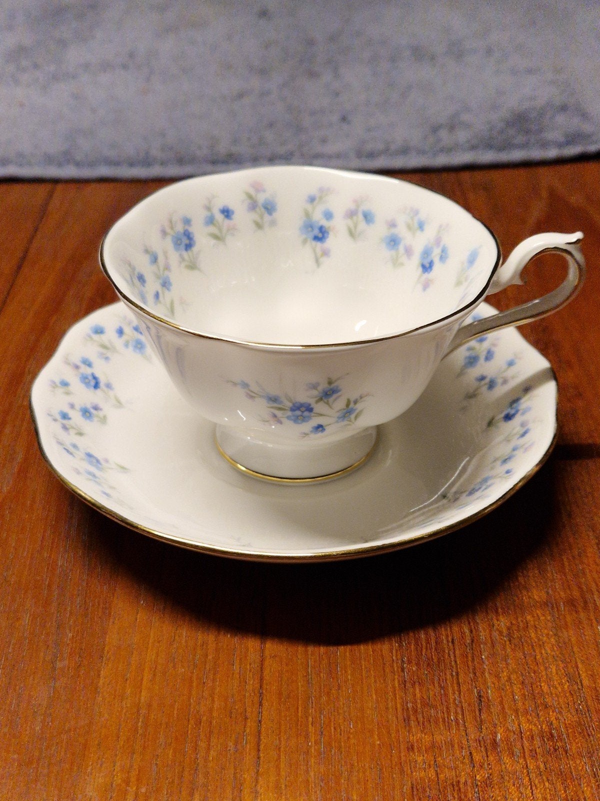 Royal albert klassieke "Memory Lane" Thee kop en schotel, Antiek en Kunst, Ophalen of Verzenden